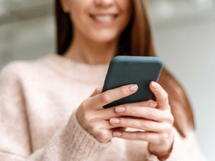 capa mulher pesquisa celular duvidas como contratar seguro online