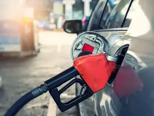 capa abastacendo carro alcool ou gasolina