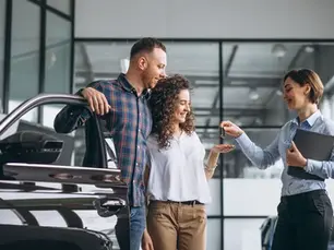 capa casal comprando carro usado