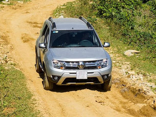 capa carro viajando em estrada rural