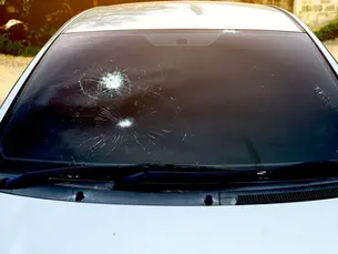 capa carro com para brisa trincado