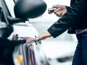 capa pessoa entrando carro recupado de roubo