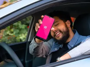 capa homem segurando celular confirmando que a NEO é uma seguradora confiável