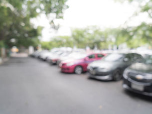 Pátio de leilão com carros disponíveis para venda.