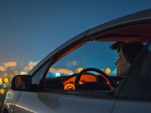 capa mulher tomando cuidados ao dirigir a noite