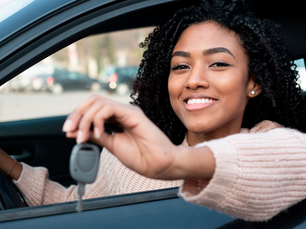 capa mulher com chave do carro seguro auto personalizado