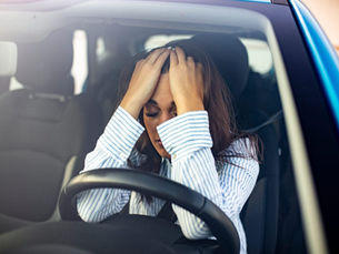 capa mulher preocupada por digirigir sem seguro e ser