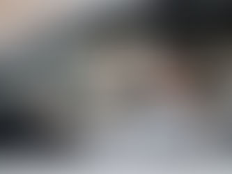 mulher feliz com preço do seguro no carro