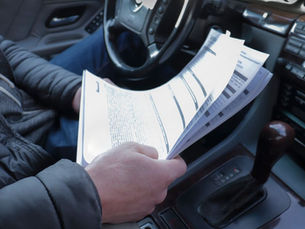 capa pessoa carro documentos impostos ipva licenciamento