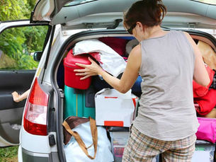 capa mulher organizando carro com itens essenciais na viagem longa