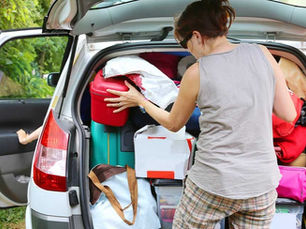 capa mulher organizando carro com itens essenciais na viagem longa